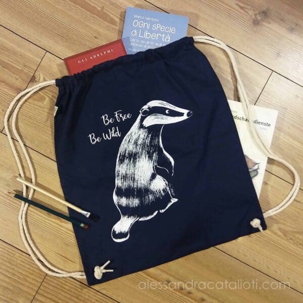 cotton sackpack color navy with a badger picture